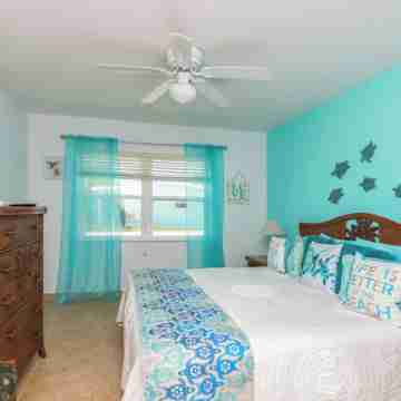 Newly renovated Oceanfront Townhouse with Stunning Views & Private Beach Access Rooms