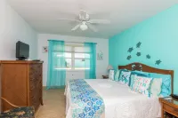 Newly renovated Oceanfront Townhouse with Stunning Views & Private Beach Access Hotel di 