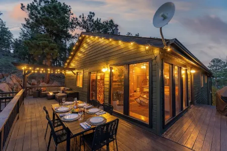 Bailey Treetop Retreat: Spacious, Hot Tub, Pool Table, Yoga, Family, Views