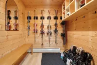 Adventure&Wellness ~Hot Tub ~Sauna ~Theater ~Boot Room ~15min to Sunday River