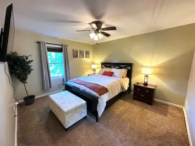 Charming 3-bedroom cottage in Valparaiso with WiFi, AC Hotel berhampiran Mueller Hall