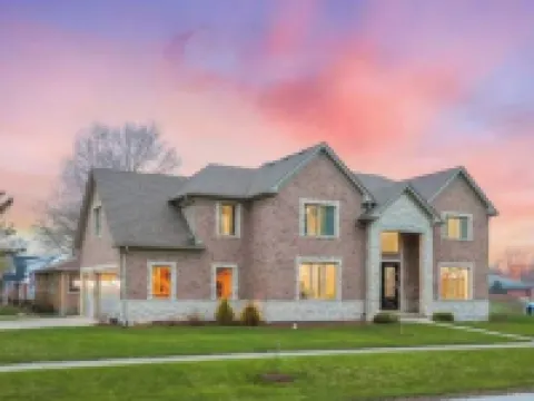 Spacious 5-bedroom Chicago suburban vacation home! Hotels in Roselle