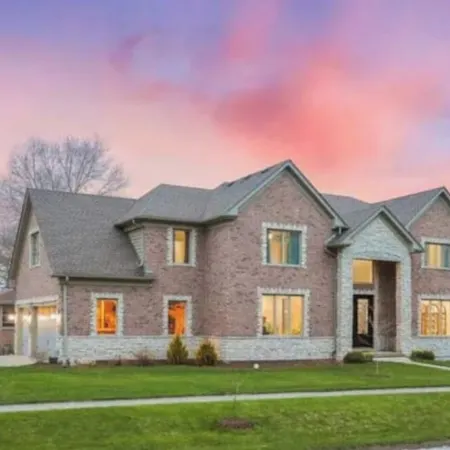 Spacious 5-bedroom Chicago suburban vacation home!
