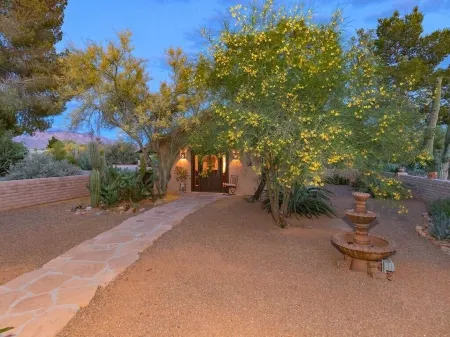 Hopdown, Southwest Design in Horse country w/guests house and pool