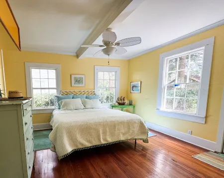 Historic Coastal Retreat: 3‑ Cape Cod Cottage w/ Courtyard, Porch & Bay Access Отели в г. Апалачикола