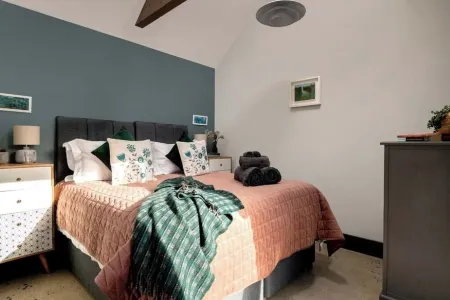 Escape to Poldurra – Luxurious Cornish Retreat with Hot Tub, Pizza Oven & Views Отели в г. Хельстон