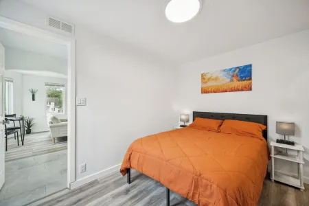 Practical Living - only 15min. drive from Detroit center w/o the downtown price! Отели в г. Ривер Руж