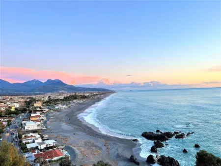 2 Bedroom Private vacation home in Scalea Отели рядом с достопримечательностью «Isola Pedonale Scalea»