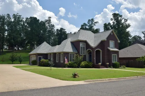 Spacious 4 Bed Island House on Lake Hamilton with Boat Slip