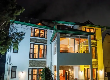 The Golden Legacy Hotel Отели рядом с достопримечательностью «Ботанический сад Хакгала»