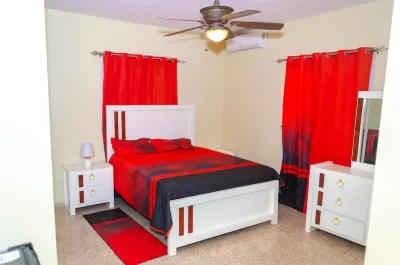 Cozy 2-bedroom chalet in delightful Baní with WiFi, AC Hotel a 