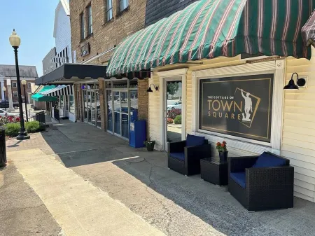 Studio Cottage on the Square, entire rental unit in Jamestown, Kentucky