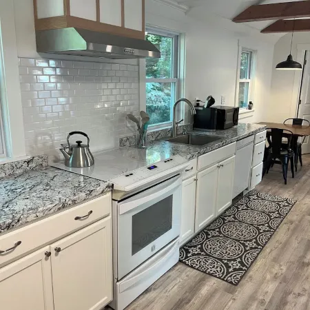 Cozy 2-bedroom cabin in tranquil China, Maine with AC, WiFi