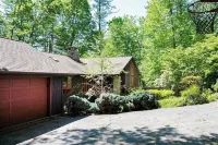 All-Season Mountain Retreat with Resort Access