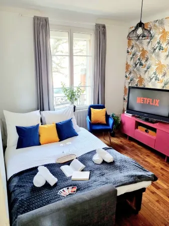 Large 2-room apartment - Paris & Orly Airport 15 min away + Parc de Sceaux 1 min away Отели рядом со станцией Antony Railway Station