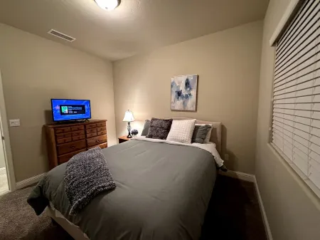 Mondavi Cottage - a VRBO  home perfect for university or medical Professionals Отели рядом с достопримечательностью «Университет Калифорния Мерсед»