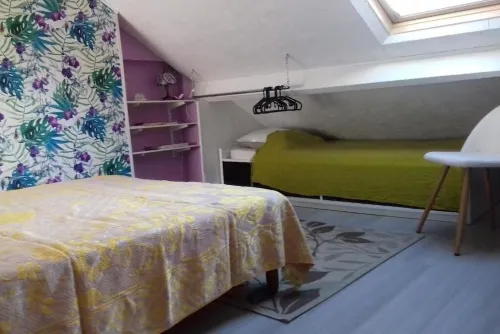 Halfway between town and Beauval zoo, large covered outdoor area