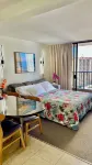 Waikiki 1Bd Condo with Free Parking Heated Pool Gym Central AC & Wifi