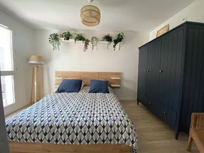 2 Bedroom Apartment in Aubervilliers Hotels near Fashion Center