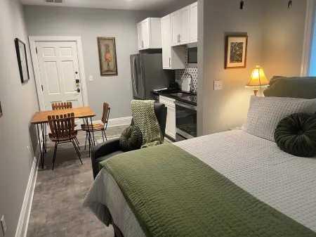 Cozy Stylish Executive Studio, Great Downtown Pascagoula Location