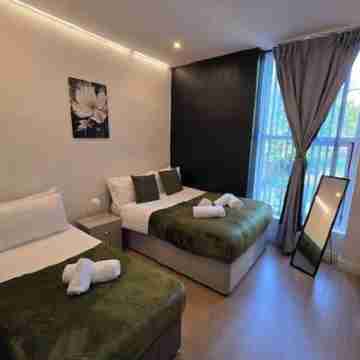 Deluxe 2BR Flat Near Liverpool Centre - Sleeps 6 Rooms