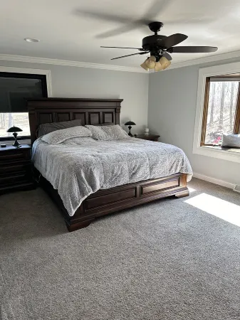 Spacious 5-bedroom house in Green Bay with WiFi, 15 minutes to Packer stadium Отели в г. Саамико