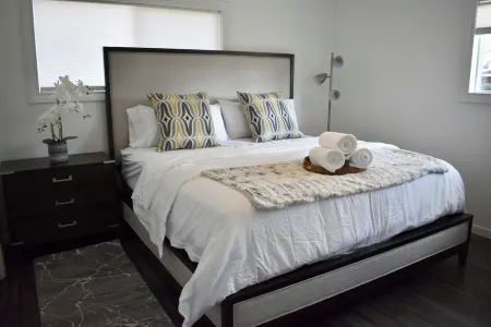 Bloomfield Hills Modern, Luxurious Ranch, 1900 Sq Ft, 3 Bedroom/2.5 Bath + Patio