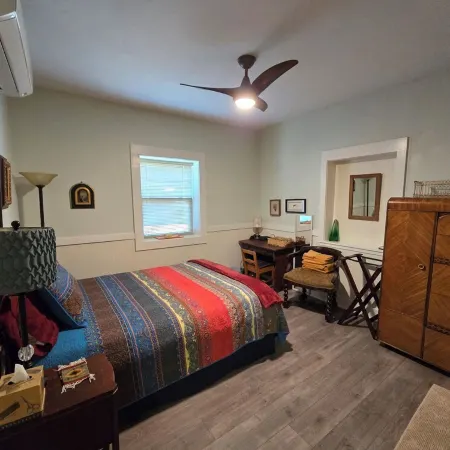 Artsy&Historic 3BR+3BA On site parking! No Stairs! Отели в г. Бисби