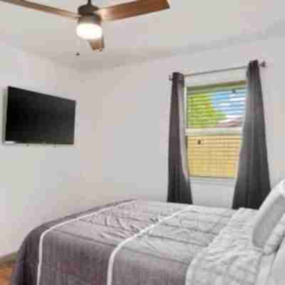 Modern 4 Bedroom Home, plenty of Parking! Rooms