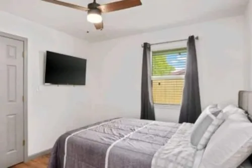 Modern 4 Bedroom Home, plenty of Parking! 查爾斯湖住宿飯店