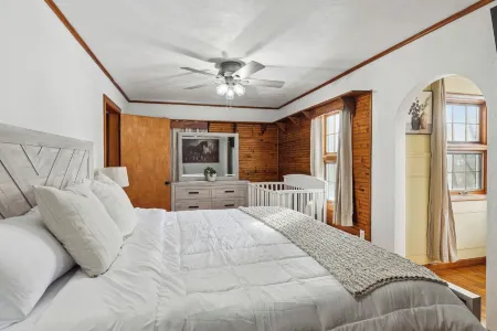 Cozy 2.5 Acres Farmhouse in Battle Creek whit hot tub