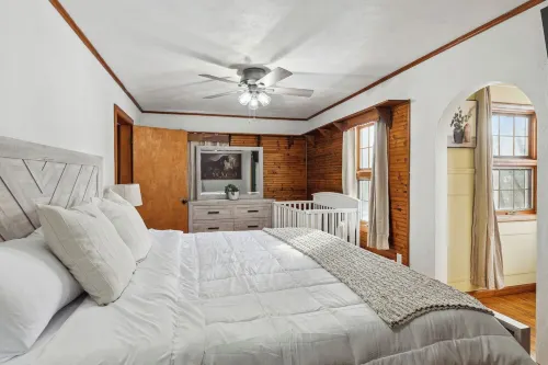 Cozy 2.5 Acres Farmhouse in Battle Creek whit hot tub