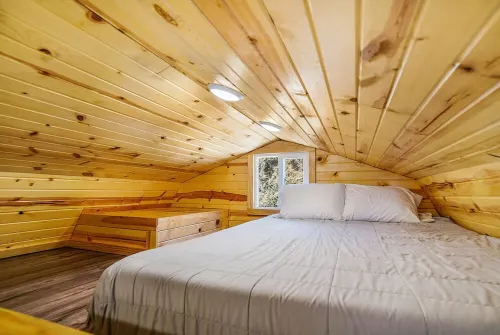 Tiny House Cabin with Loft. 2 Queen Beds with Child Sleeper