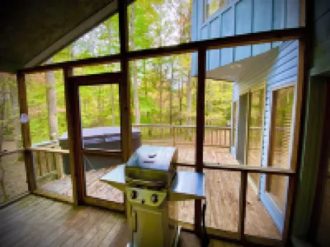 Charming 2-bedroom cabin in delightful Townsend with all the necessary amenities