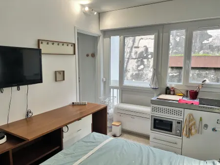 Studio in Cassis with swimming pool and parking