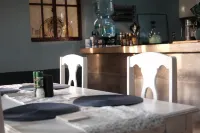 Gorgeous Lofted 1 Bedroom Home-Hot Water/Parking