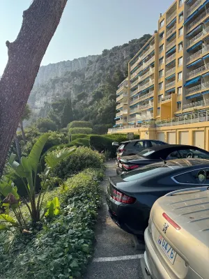 Studio terrace, beach access, sea view, near Monaco, greenery, quiet, 1900 villas Hotels in Cap-d'Ail
