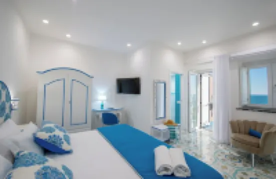 Villa Teresea: 3BR/3BA + Garden •Just steps from the beach-On the Main Road