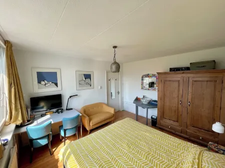 Tranquil city room with WiFi in charming Alkmaar Отели в г. Алкмар