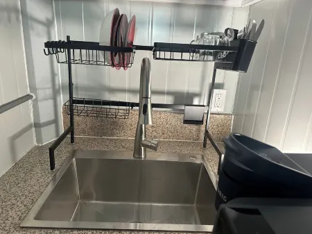 Tiny space living Cozy studio in lovely Fresno with AC, WiFi Отели рядом с достопримечательностью «Deran Koligian Stadium»