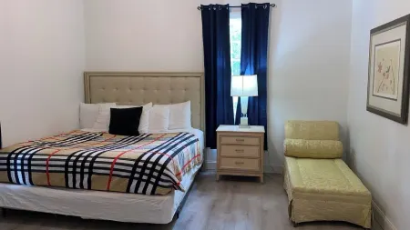 MONTHLY STAYS-Spacious 8-bedroom house in delightful Whiteville-Abundant Parking Отели в г. Хардимэн