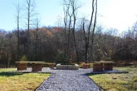 Serene (Hocking Hills) log cabin, near local attractions 그린 타운쉽 호텔