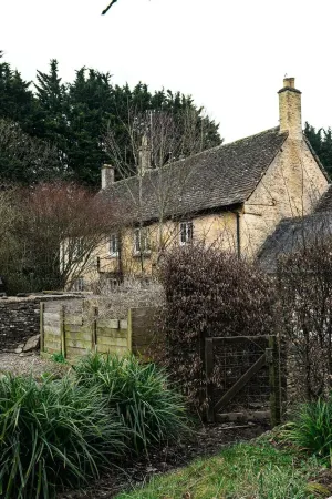 Large Pretty Farmhouse 2 mins from Burford, Cotswolds ,Pet friendly. Big Garden