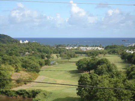 Breathtaking Two Bedroom Apartment located in Cap Estate Отели рядом с достопримечательностью «Pigeon Island Beach»