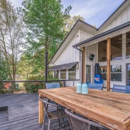 Spacious 5-bedroom house with AC, WiFi in charming Gladewater Отели в г. Глейдуотер