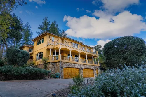 Mediterranean- style luxury Villa in Wine Country