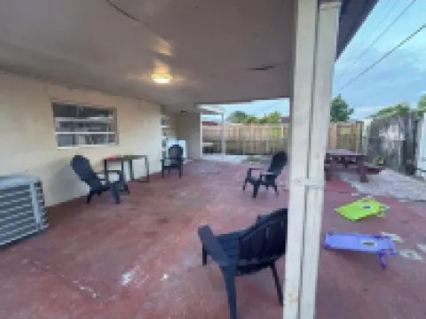 Charming 2-bedroom house in Hialeah with WiFi and AC