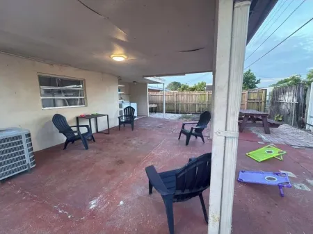 Charming 2-bedroom house in Hialeah with WiFi and AC
