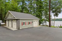 Charming Lakefront Cabin with Private Dock & Gorgeous Views Các khách sạn ở Greig