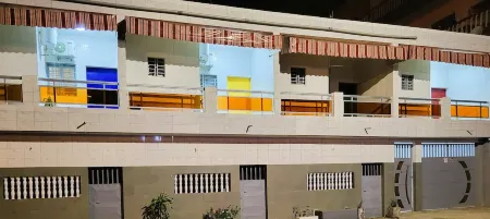 Chic, moderately furnished apartment close to shops.